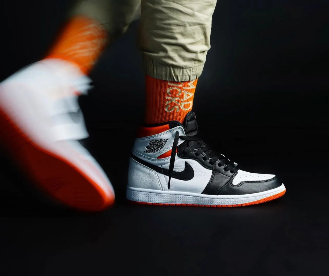 Air Jordan 1 Retro High "Electro Orange"